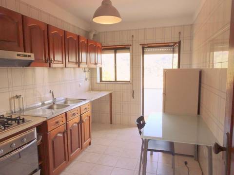 Arrenda-se Apartamento T1 Espaçoso – Chão do Bispo / Próximo da Solum