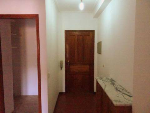 Arrenda-se Apartamento T1 Espaçoso – Chão do Bispo / Próximo da Solum
