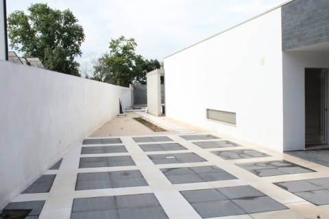 Moradia isolada em fase final de construção