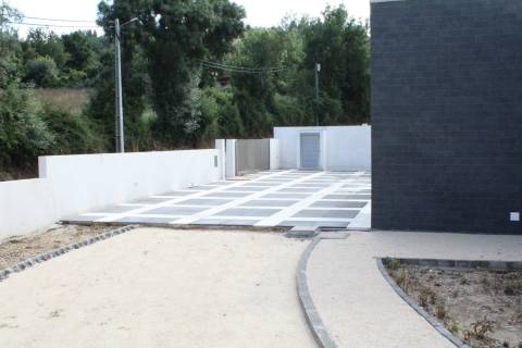 Moradia isolada em fase final de construção