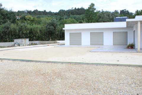 Moradia isolada em fase final de construção