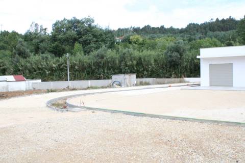 Moradia isolada em fase final de construção