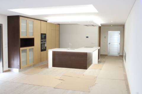 Moradia isolada em fase final de construção