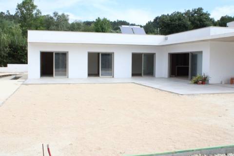 Moradia isolada em fase final de construção