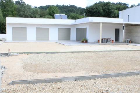 Moradia isolada em fase final de construção