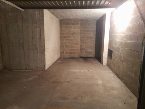 Garagem com capacidade para um carro + mota