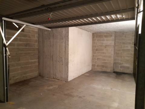 Garagem com capacidade para um carro + mota