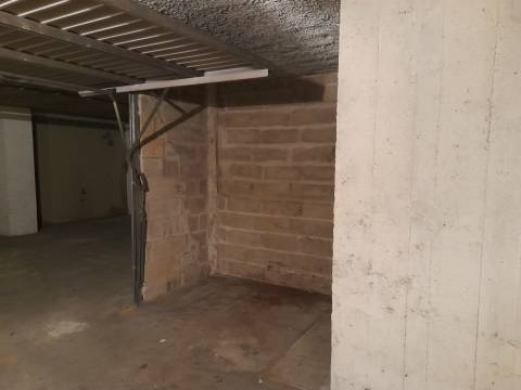 Garagem com capacidade para um carro + mota