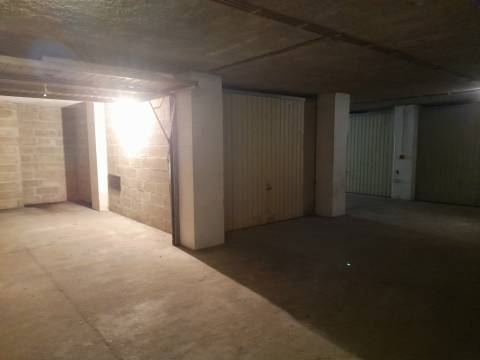 Garagem com capacidade para um carro + mota