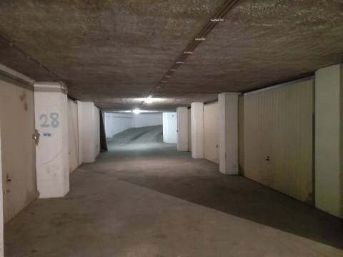 Garagem com capacidade para um carro + mota