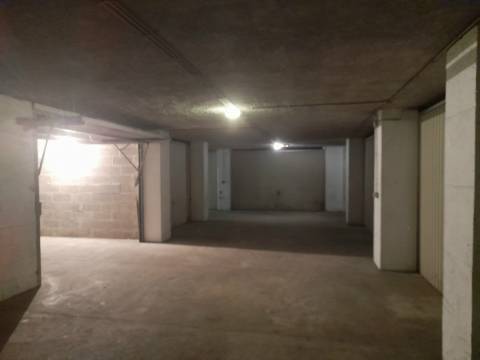 Garagem com capacidade para um carro + mota