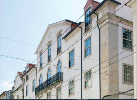Edificio histórico e com interesse arquitetónico  para reabilitar. Baixa de Coimbra