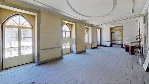 Edificio histórico e com interesse arquitetónico  para reabilitar. Baixa de Coimbra
