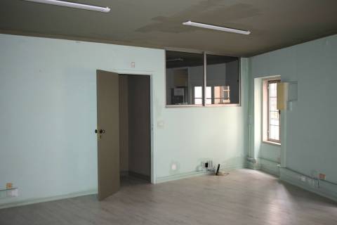 Arrenda loja na baixa de Coimbra. Boas áreas