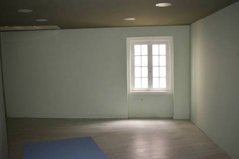 Arrenda loja na baixa de Coimbra. Boas áreas