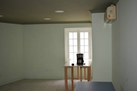 Arrenda loja na baixa de Coimbra. Boas áreas