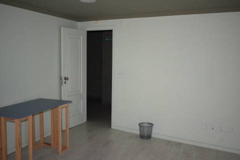 Arrenda loja na baixa de Coimbra. Boas áreas