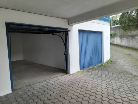 Arrenda garagem individual, na Av. Doutor Dias da Silva
