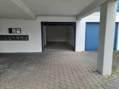 Arrenda garagem individual, na Av. Doutor Dias da Silva