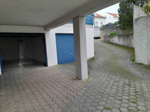 Arrenda garagem individual, na Av. Doutor Dias da Silva