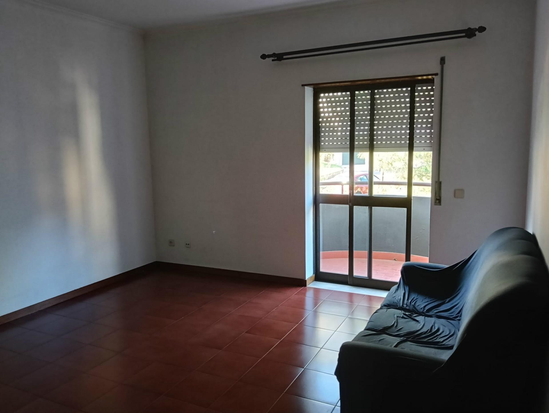 Apartamento T1  com garagem na Urbanização do Arco Pintado