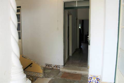 Prédio  em Celas, com anexo e logradouro