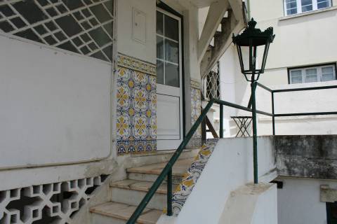 Prédio  em Celas, com anexo e logradouro