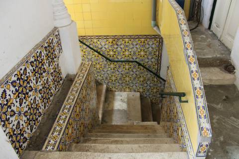 Prédio  em Celas, com anexo e logradouro