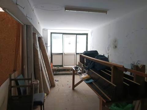 Prédio  em Celas, com anexo e logradouro