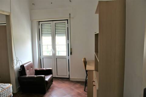 Prédio  em Celas, com anexo e logradouro