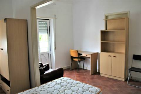 Prédio  em Celas, com anexo e logradouro