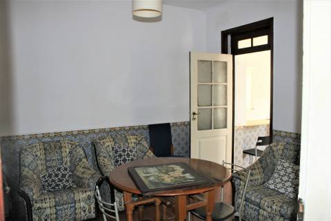 Prédio  em Celas, com anexo e logradouro