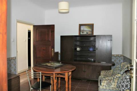 Prédio  em Celas, com anexo e logradouro