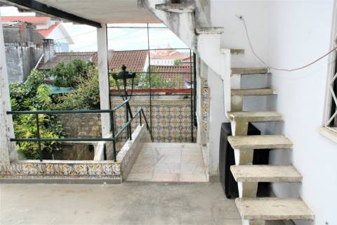 Prédio  em Celas, com anexo e logradouro