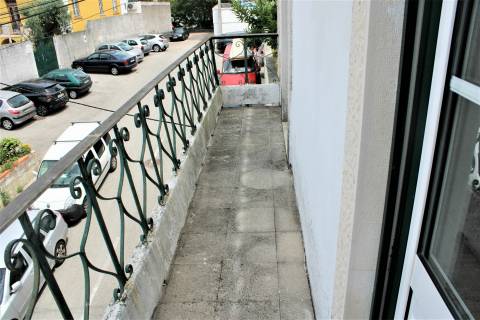 Prédio  em Celas, com anexo e logradouro