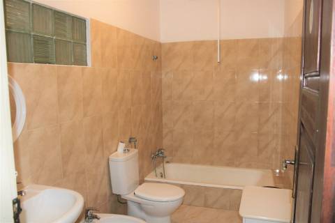 Prédio  em Celas, com anexo e logradouro