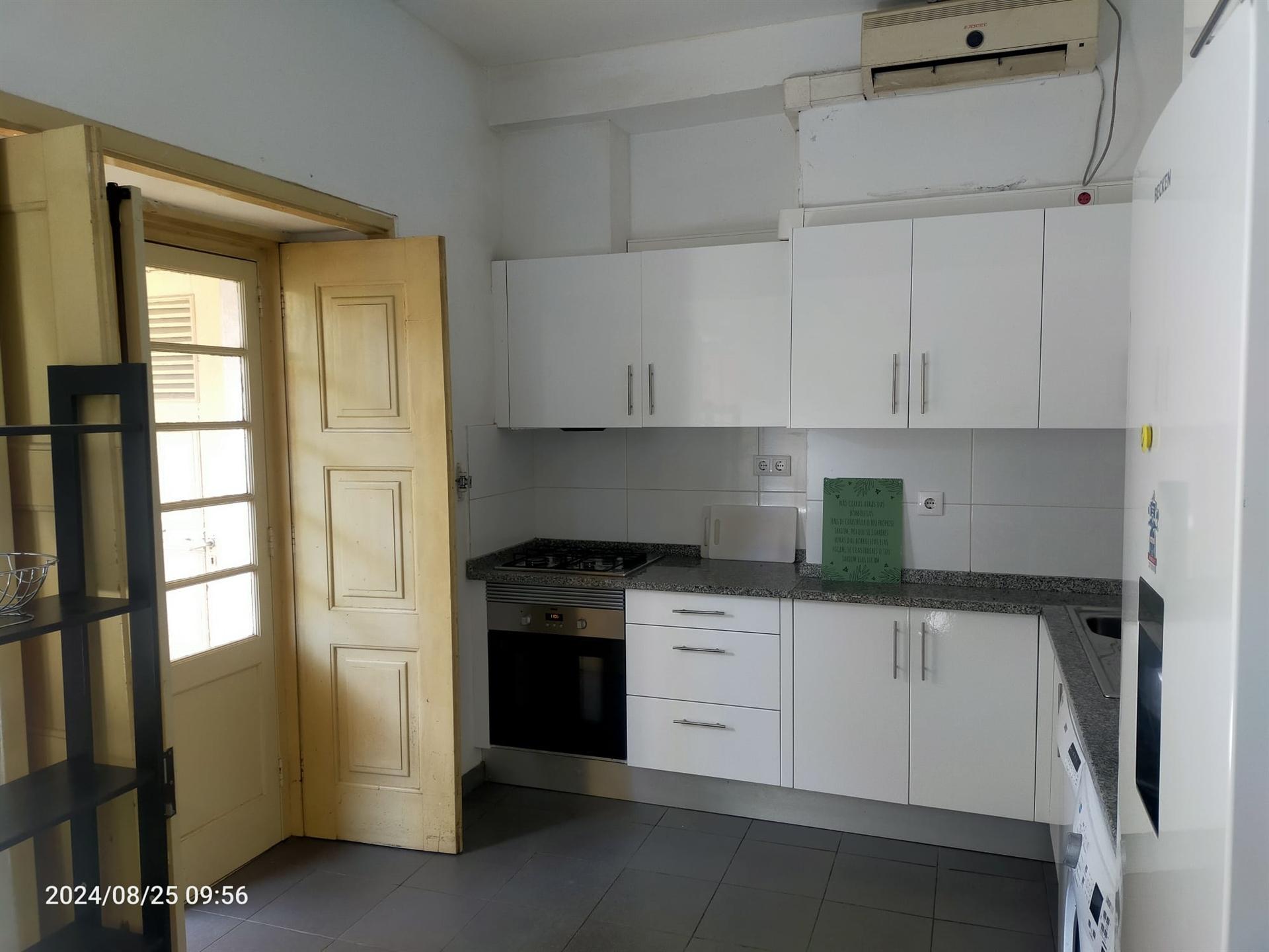Apartamento T5 Arrendamento em Coimbra (Sé Nova, Santa Cruz, Almedina e São Bartolomeu),Coimbra