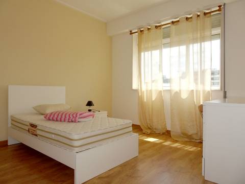 Arrenda quatro quartos a estudantes, Baixa de Coimbra