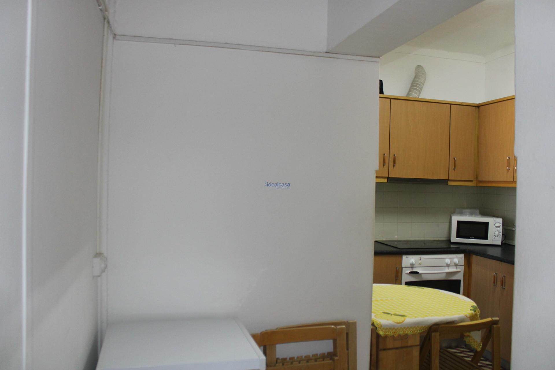 Apartamento com três quartos mobilados e despesas incluídas, junto à Praça da Republica