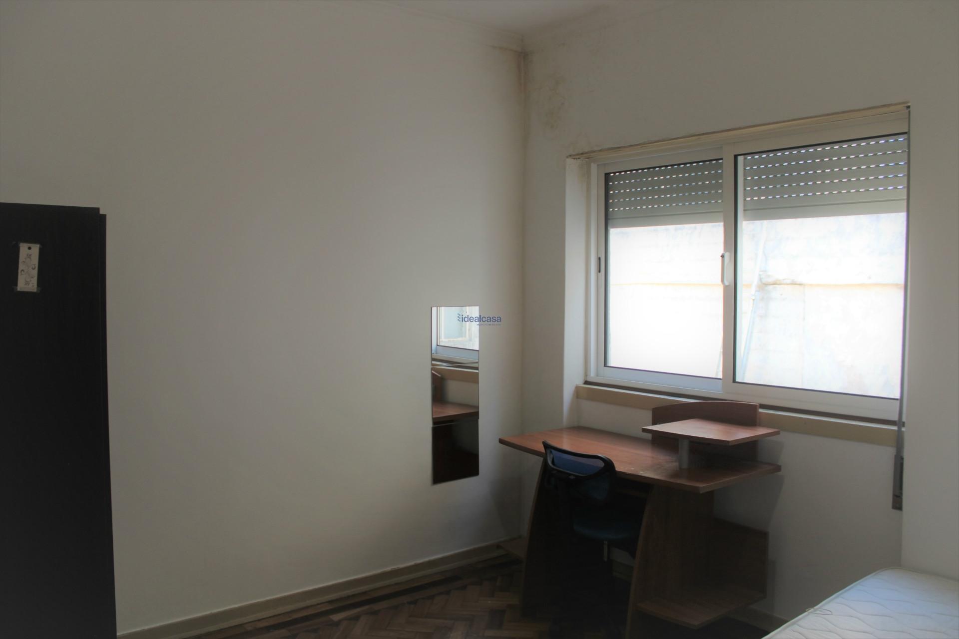 Apartamento com três quartos mobilados e despesas incluídas, junto à Praça da Republica