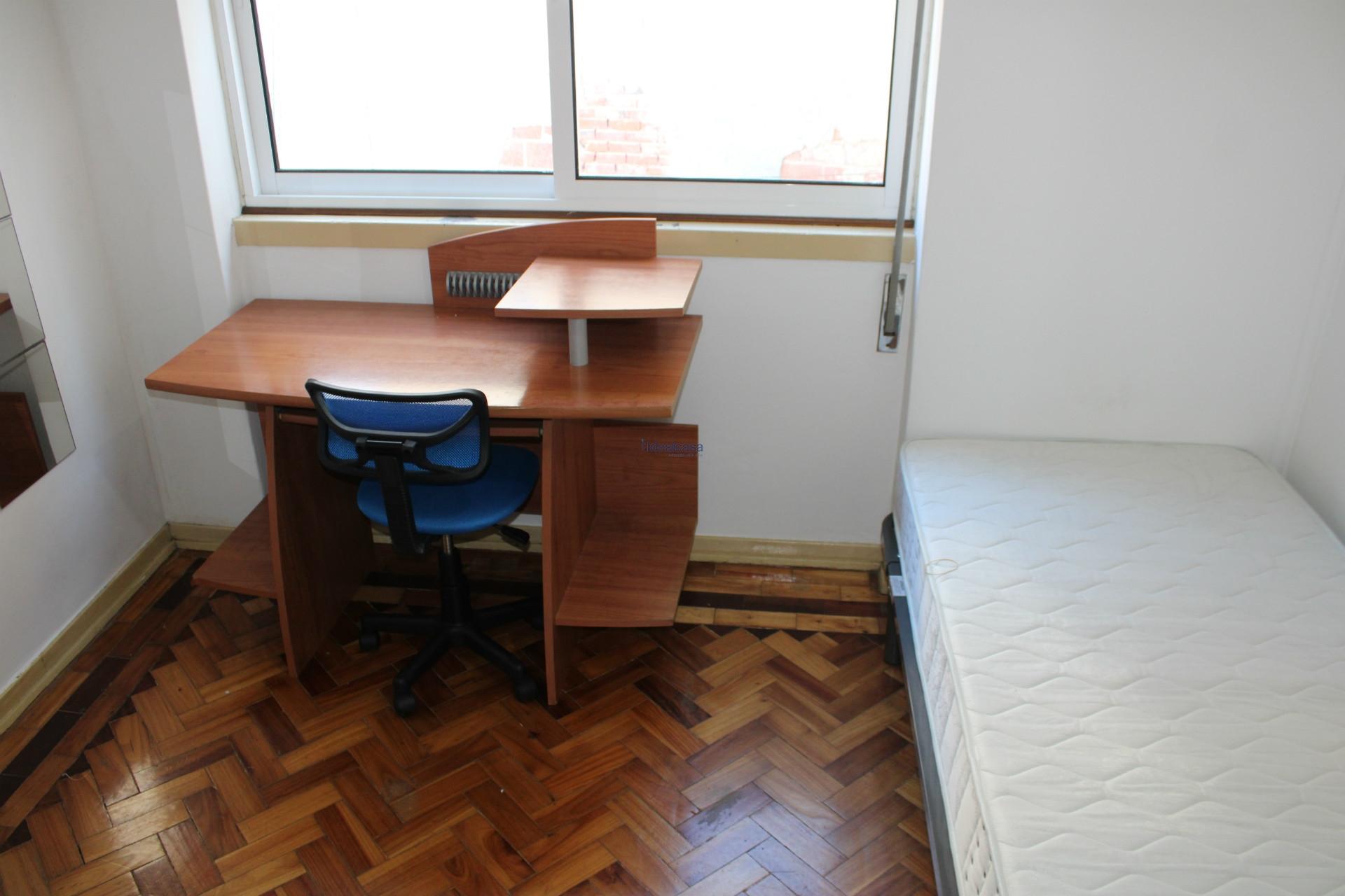 Apartamento com três quartos mobilados e despesas incluídas, junto à Praça da Republica