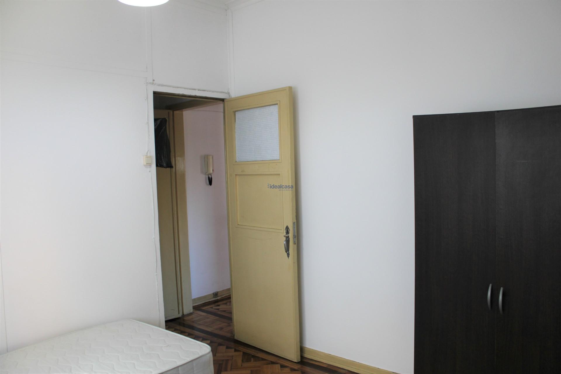 Apartamento com três quartos mobilados e despesas incluídas, junto à Praça da Republica