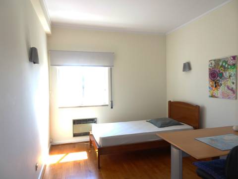 Quarto para estudante junto à FEUC/POlO III