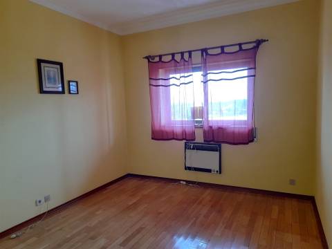 Apartamento T3 Celas – último andar com excelente luz natural