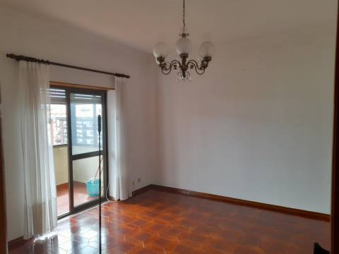 Apartamento T3 Celas – último andar com excelente luz natural
