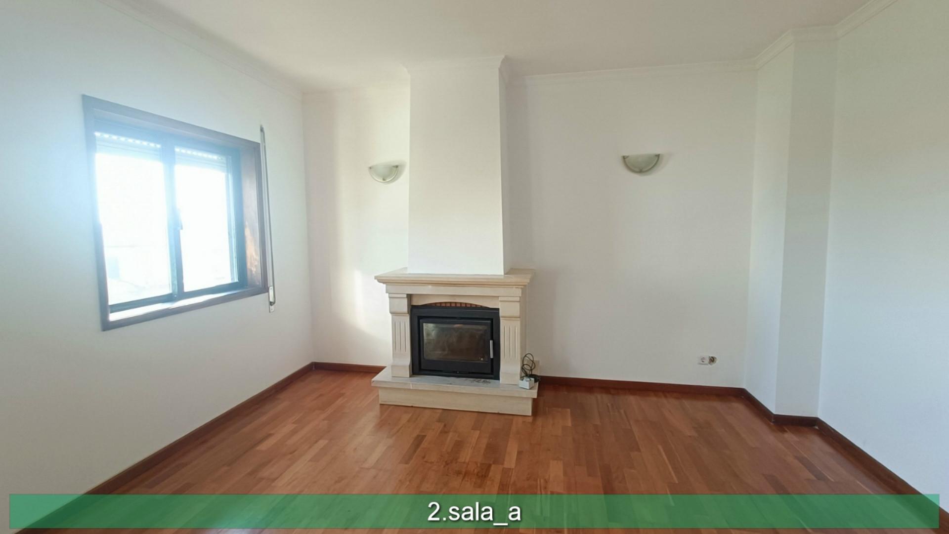 Apartamento T4 em duplex. Boas áreas.