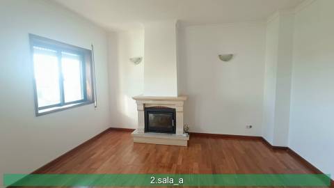 Apartamento T4 em duplex. Boas áreas.