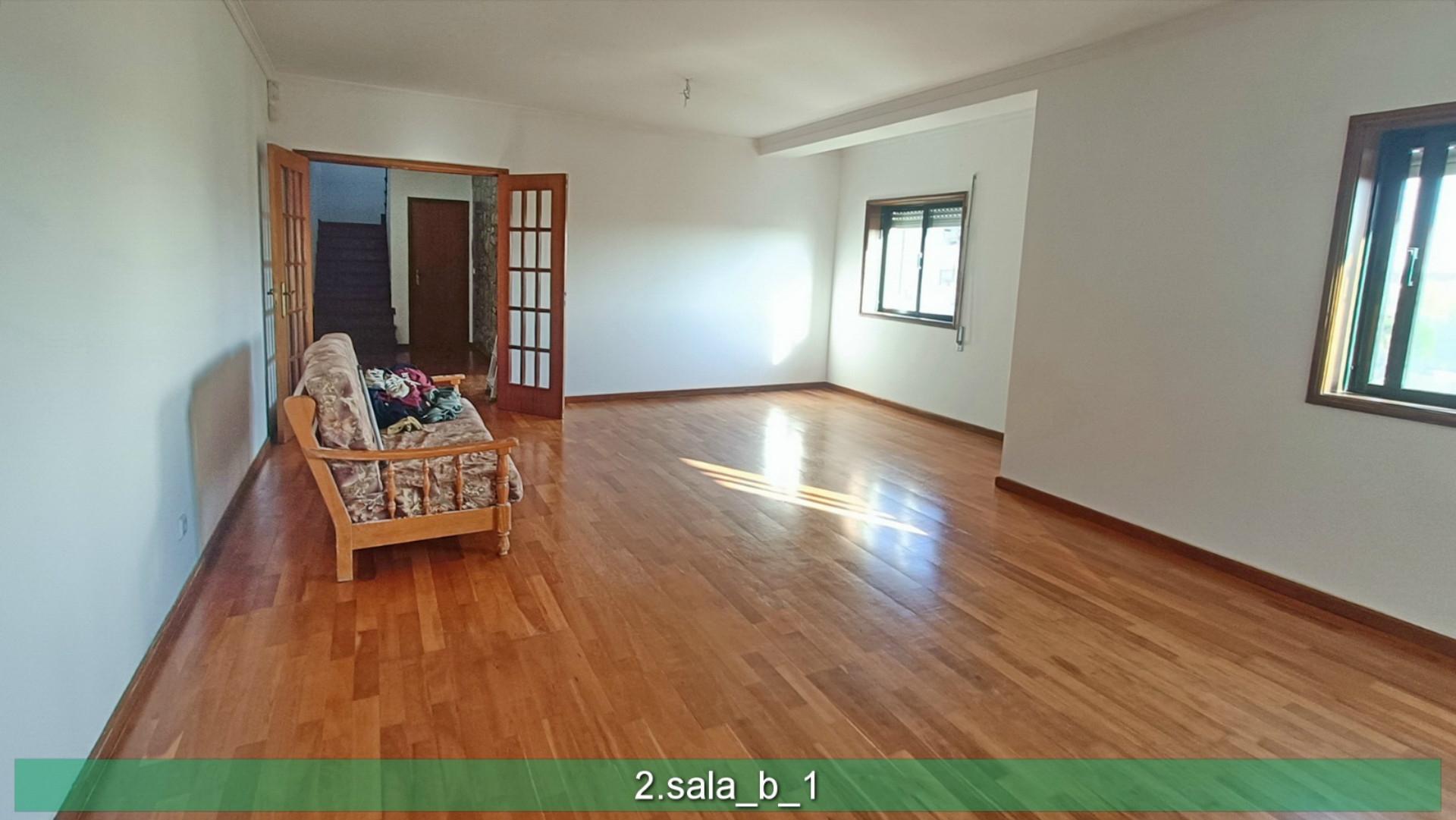 Apartamento T4 em duplex. Boas áreas.