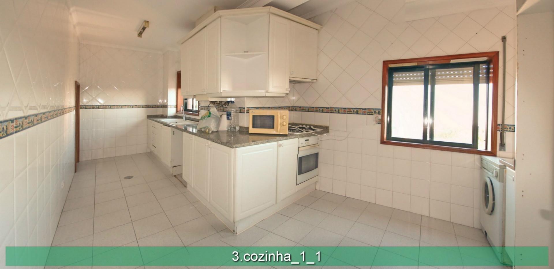 Apartamento T4 em duplex. Boas áreas.