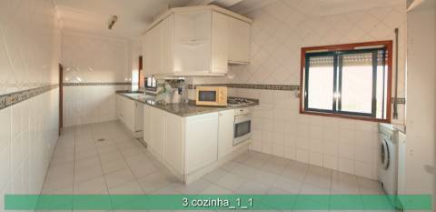 Apartamento T4 em duplex. Boas áreas.